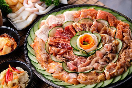 石頭日式炭火燒肉-五甲店：新鮮食材，夯出美味
